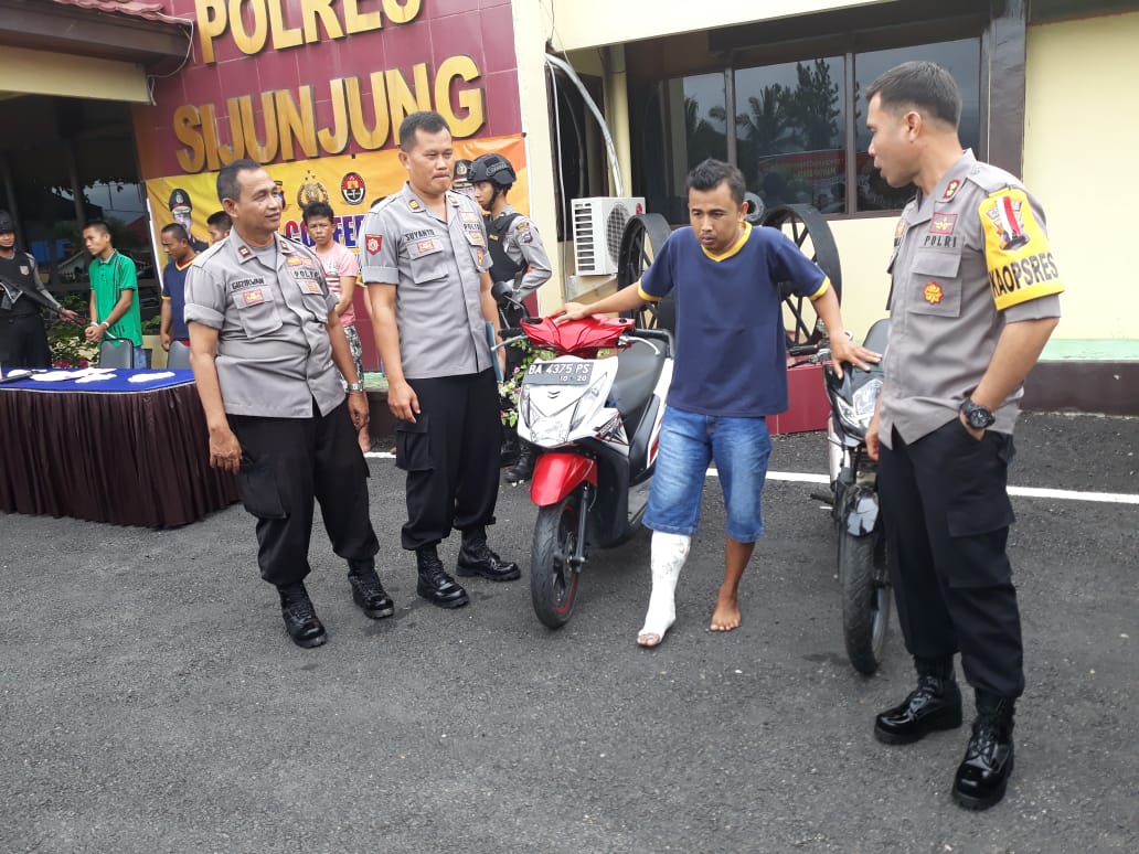 Doni Prima, alias Doni (43), warga Jorong Koto Panjang, Nagari Limo Koto, Kecamatan Koto VII, tersangka pelaku pencurian kendaraan bermotor (curanmor), yang terpaksa ditembak di bagian betisnya lantaran berupaya melarikan diri saat akan diciduk petugas.